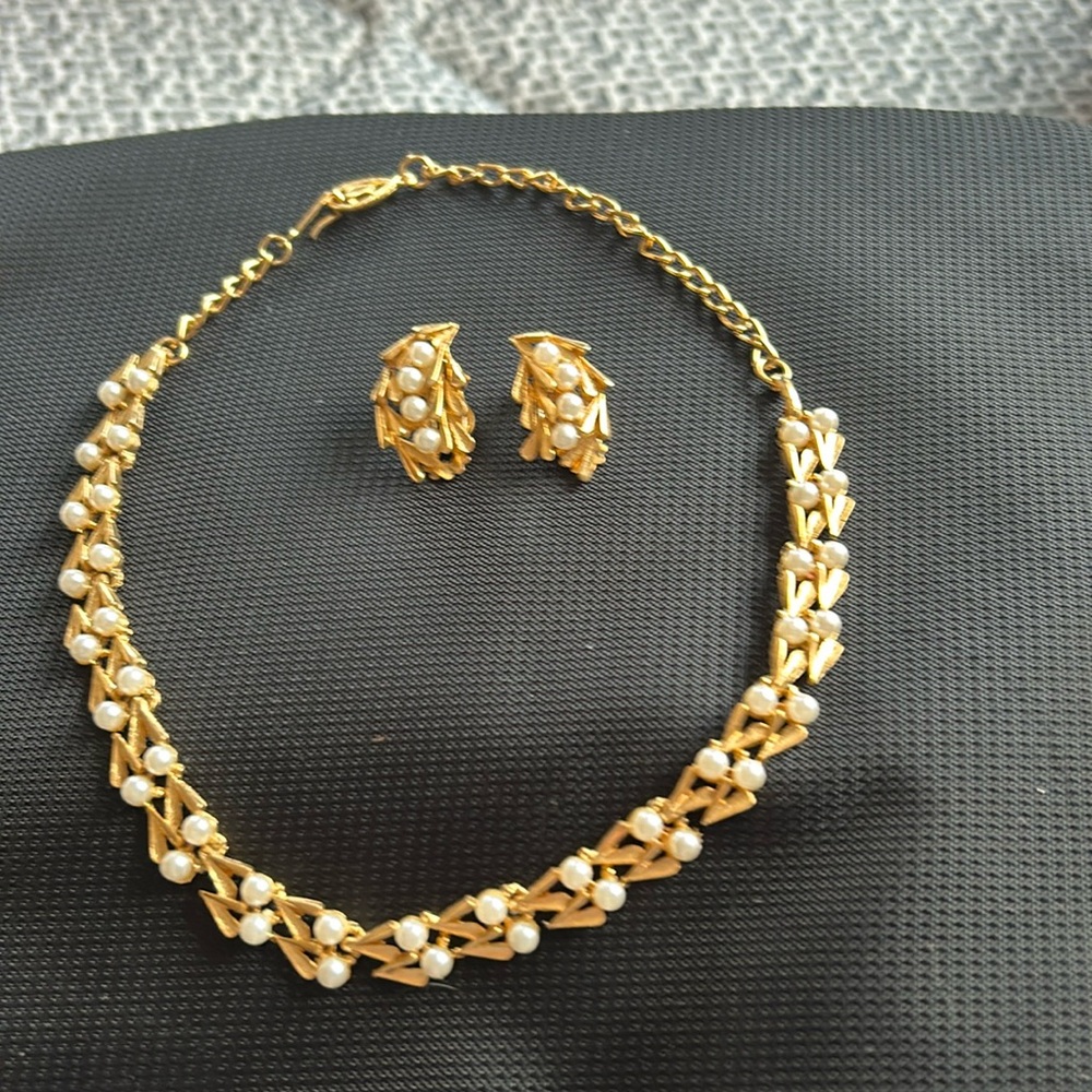 Vintage gold tone necklace and clip on earrings